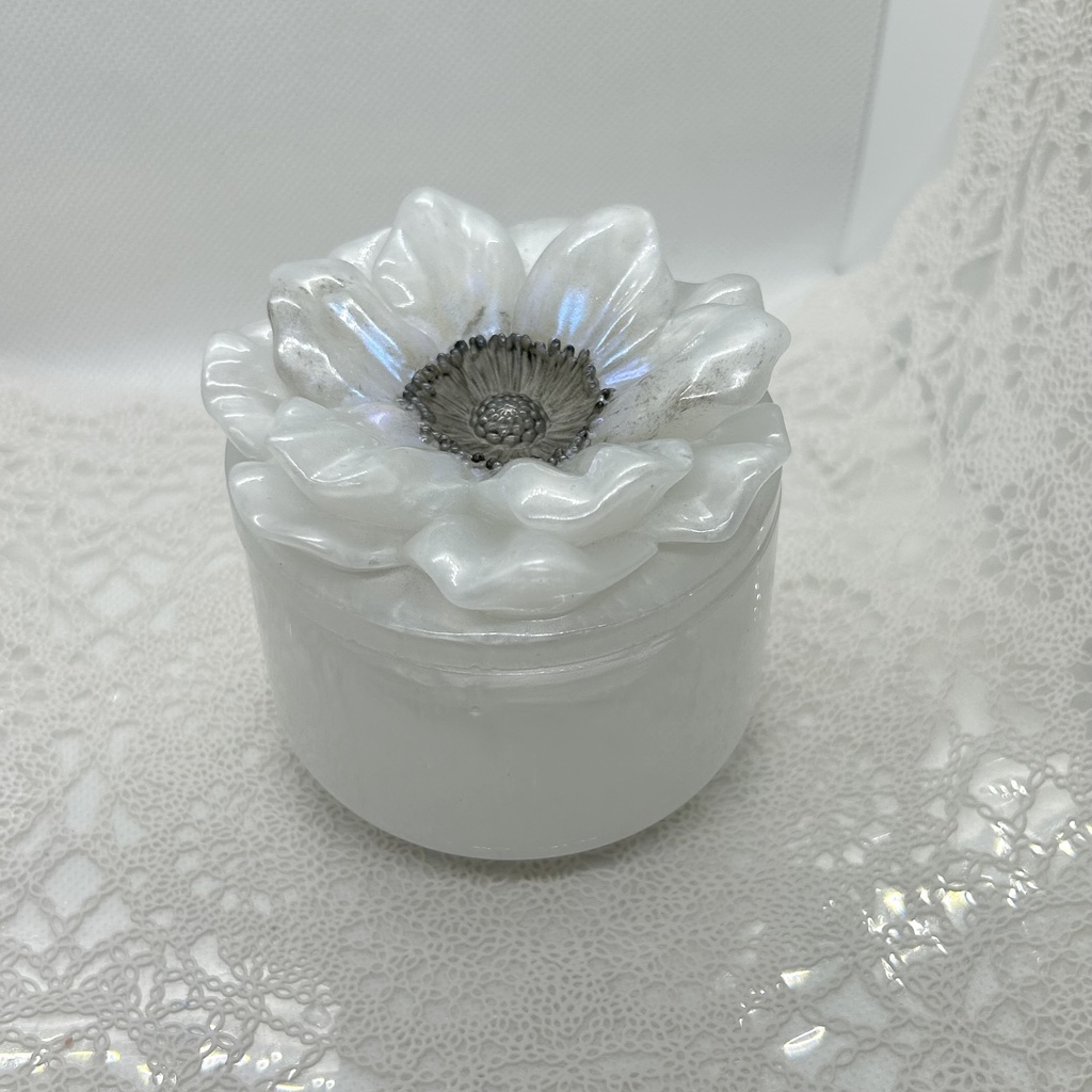 アネモネ風小物入れパールホワイトアクセサリーケース ハンドメイド2液レジンインテリア置物プレゼントや贈り物に2液レジンハンドメイド