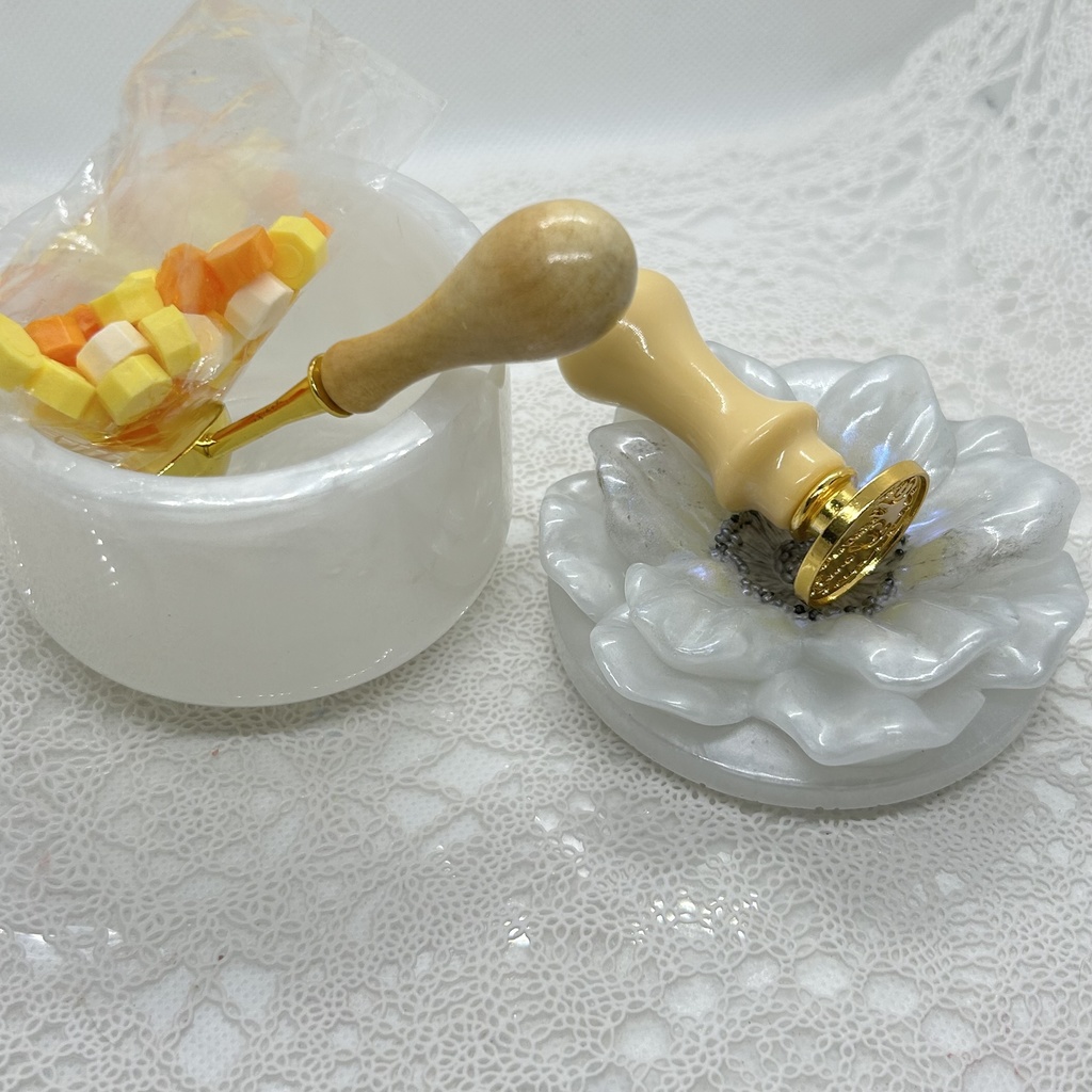 アネモネ風小物入れパールホワイトアクセサリーケース ハンドメイド2液レジンインテリア置物プレゼントや贈り物に2液レジンハンドメイド