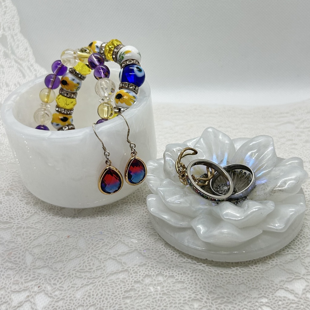 アネモネ風小物入れパールホワイトアクセサリーケース ハンドメイド2液レジンインテリア置物プレゼントや贈り物に2液レジンハンドメイド