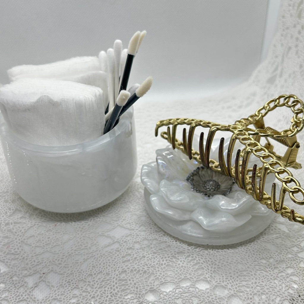 アネモネ風小物入れパールホワイトアクセサリーケース ハンドメイド2液レジンインテリア置物プレゼントや贈り物に2液レジンハンドメイド