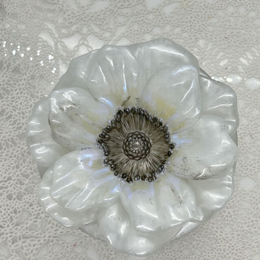 アネモネ風小物入れパールホワイトアクセサリーケース ハンドメイド2液レジンインテリア置物プレゼントや贈り物に2液レジンハンドメイド