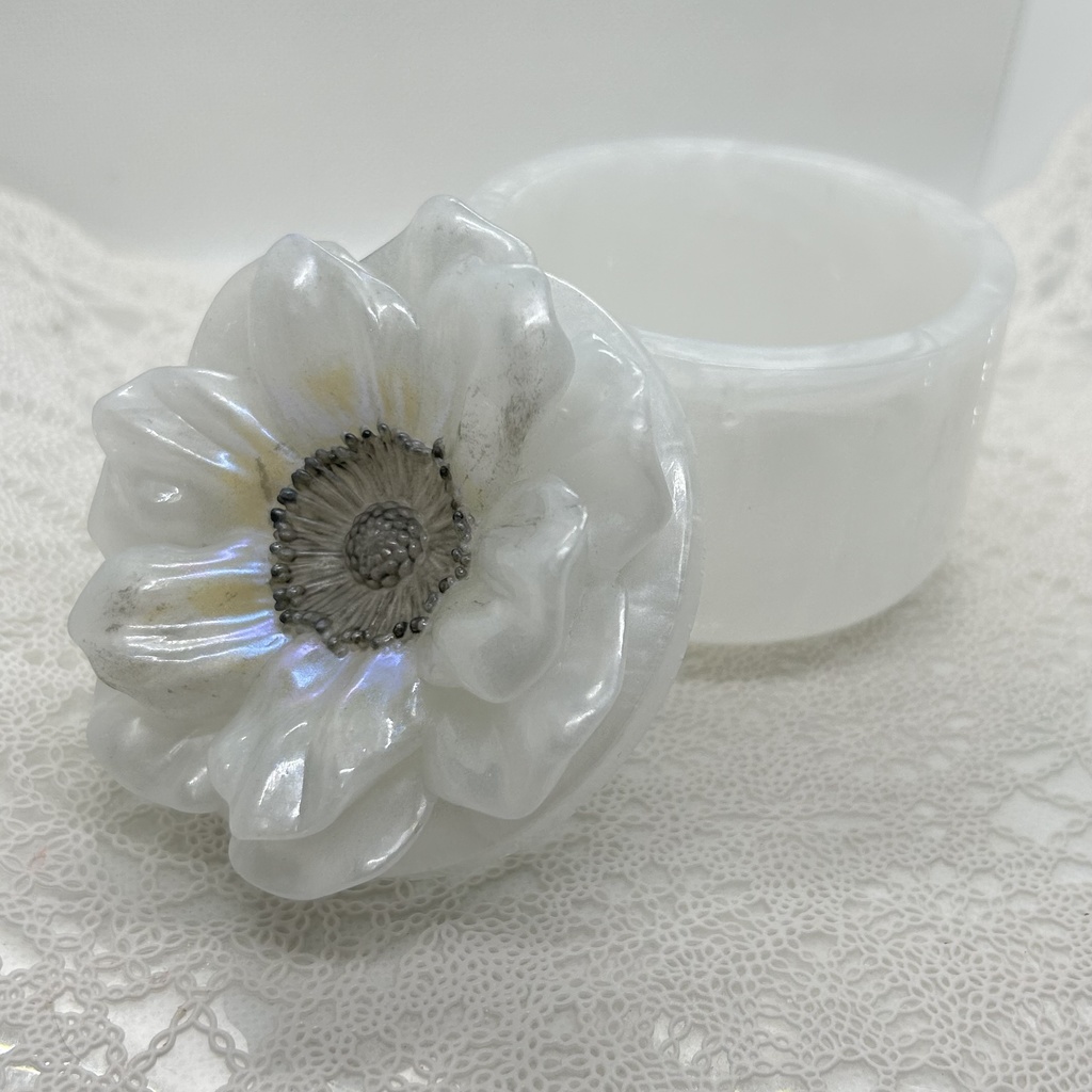 アネモネ風小物入れパールホワイトアクセサリーケース ハンドメイド2液レジンインテリア置物プレゼントや贈り物に2液レジンハンドメイド