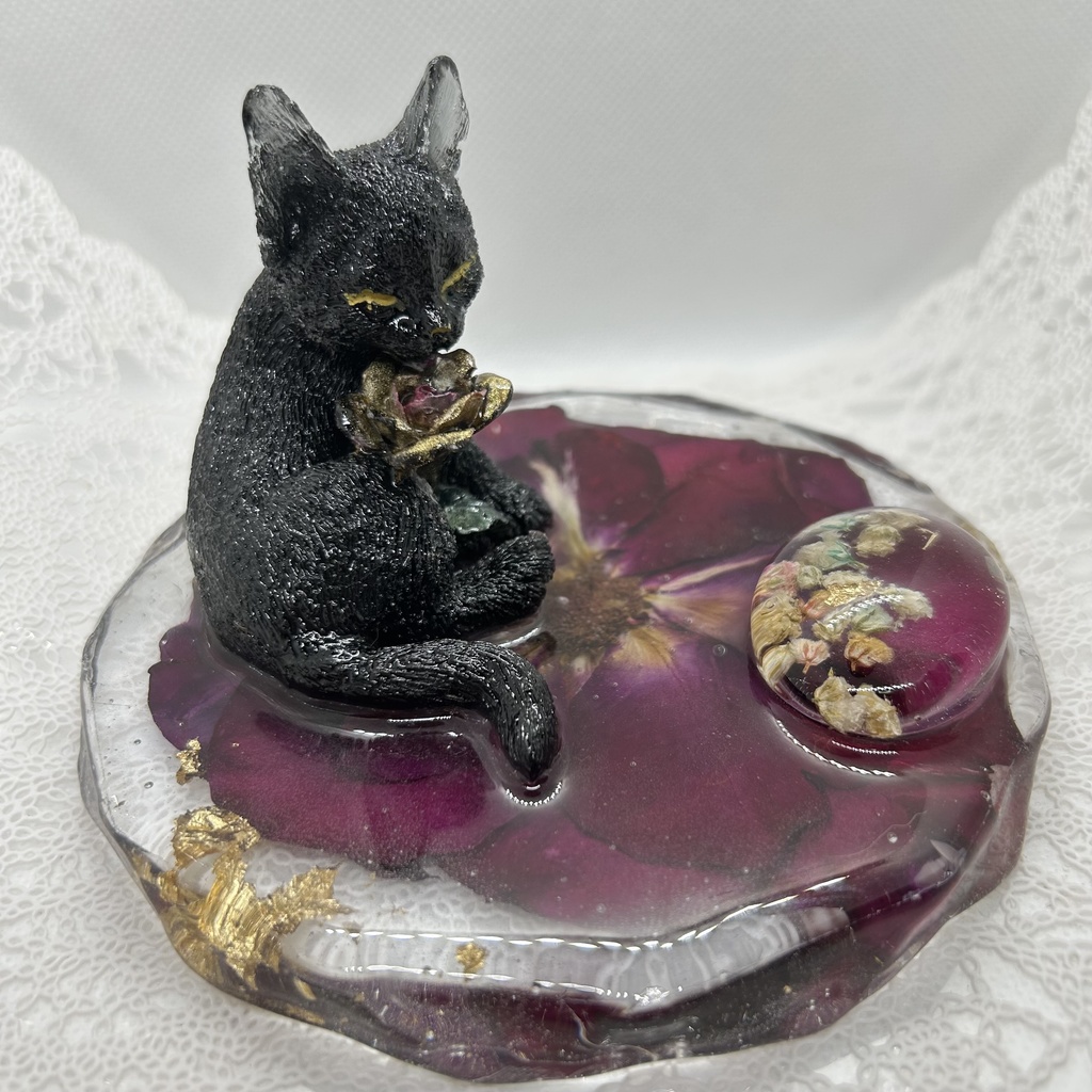 眠り猫は華やかなバラの夢を見る バラ黒猫のアクセサリートレー スマホスタンド メガネスタンド 小物入れ ドライフラワー 赤