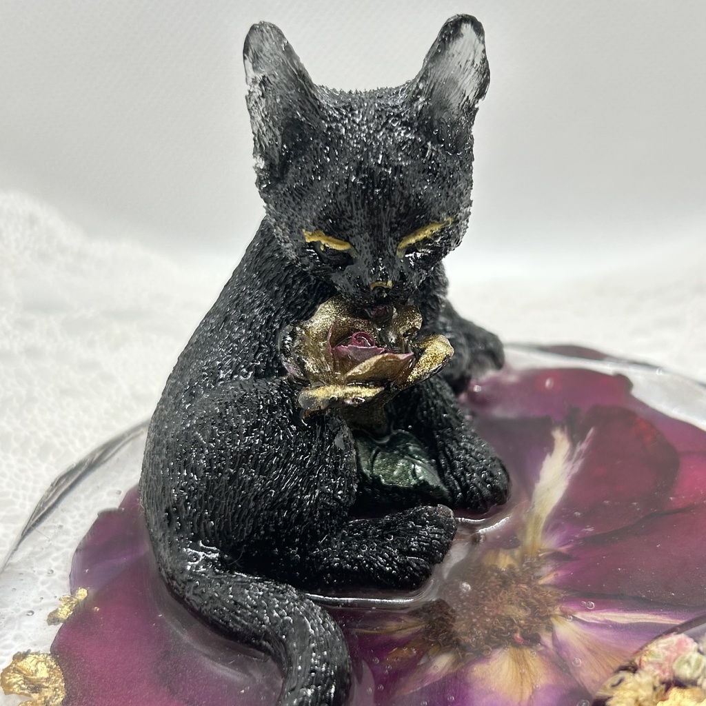 眠り猫は華やかなバラの夢を見る バラ黒猫のアクセサリートレー スマホスタンド メガネスタンド 小物入れ ドライフラワー 赤