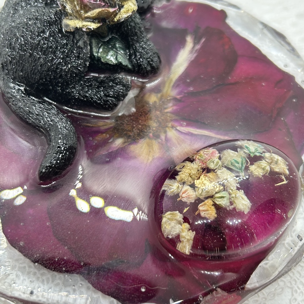 眠り猫は華やかなバラの夢を見る バラ黒猫のアクセサリートレー スマホスタンド メガネスタンド 小物入れ ドライフラワー 赤