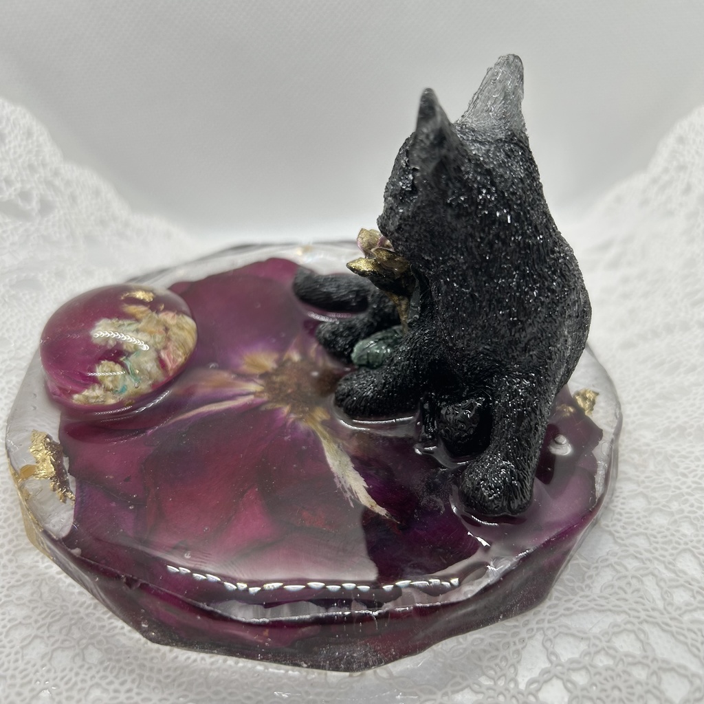 眠り猫は華やかなバラの夢を見る バラ黒猫のアクセサリートレー スマホスタンド メガネスタンド 小物入れ ドライフラワー 赤