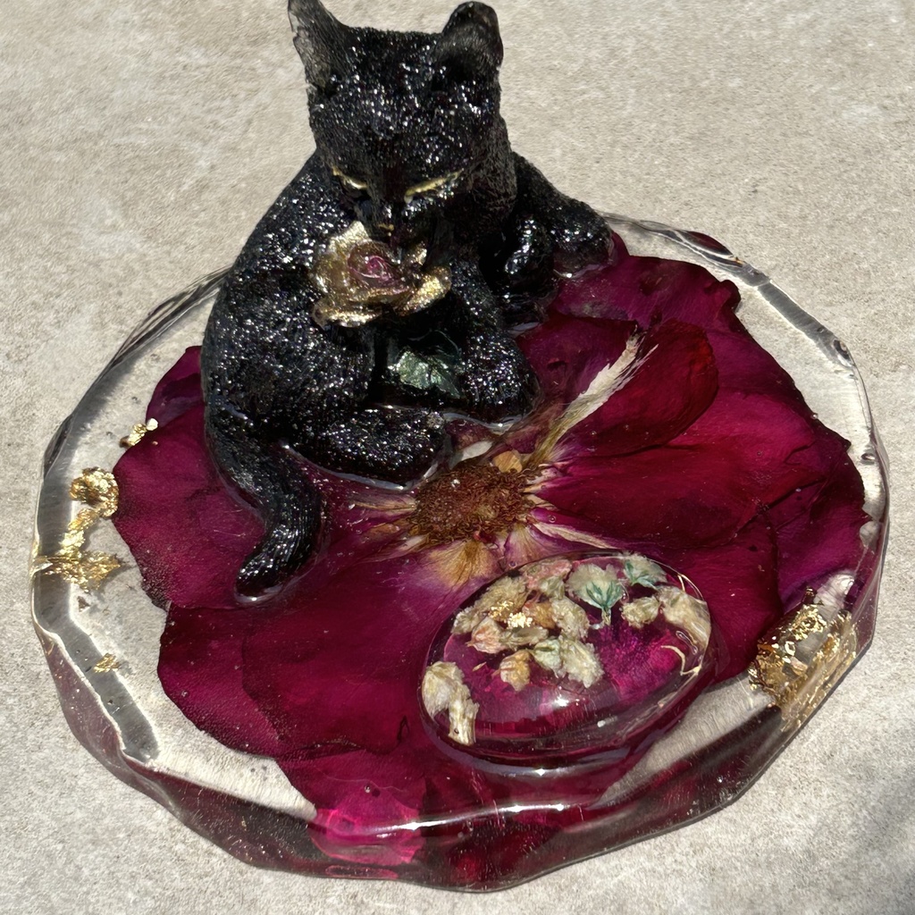 眠り猫は華やかなバラの夢を見る バラ黒猫のアクセサリートレー スマホスタンド メガネスタンド 小物入れ ドライフラワー 赤