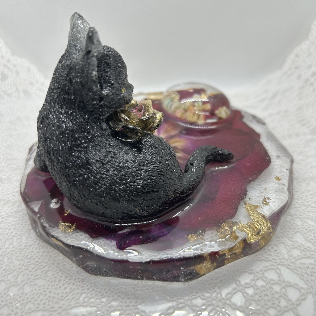 眠り猫は華やかなバラの夢を見る バラ黒猫のアクセサリートレー スマホスタンド メガネスタンド 小物入れ ドライフラワー 赤