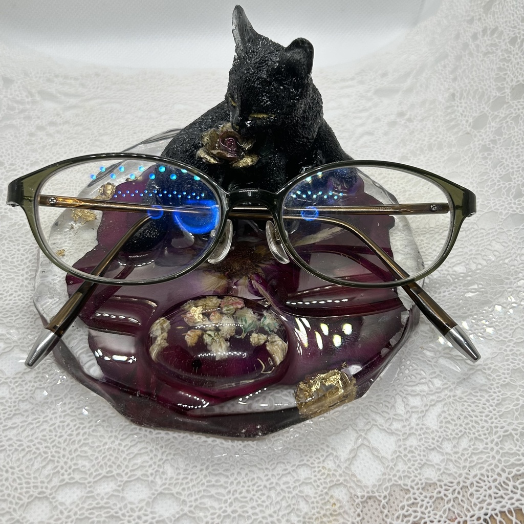 眠り猫は華やかなバラの夢を見る バラ黒猫のアクセサリートレー スマホスタンド メガネスタンド 小物入れ ドライフラワー 赤