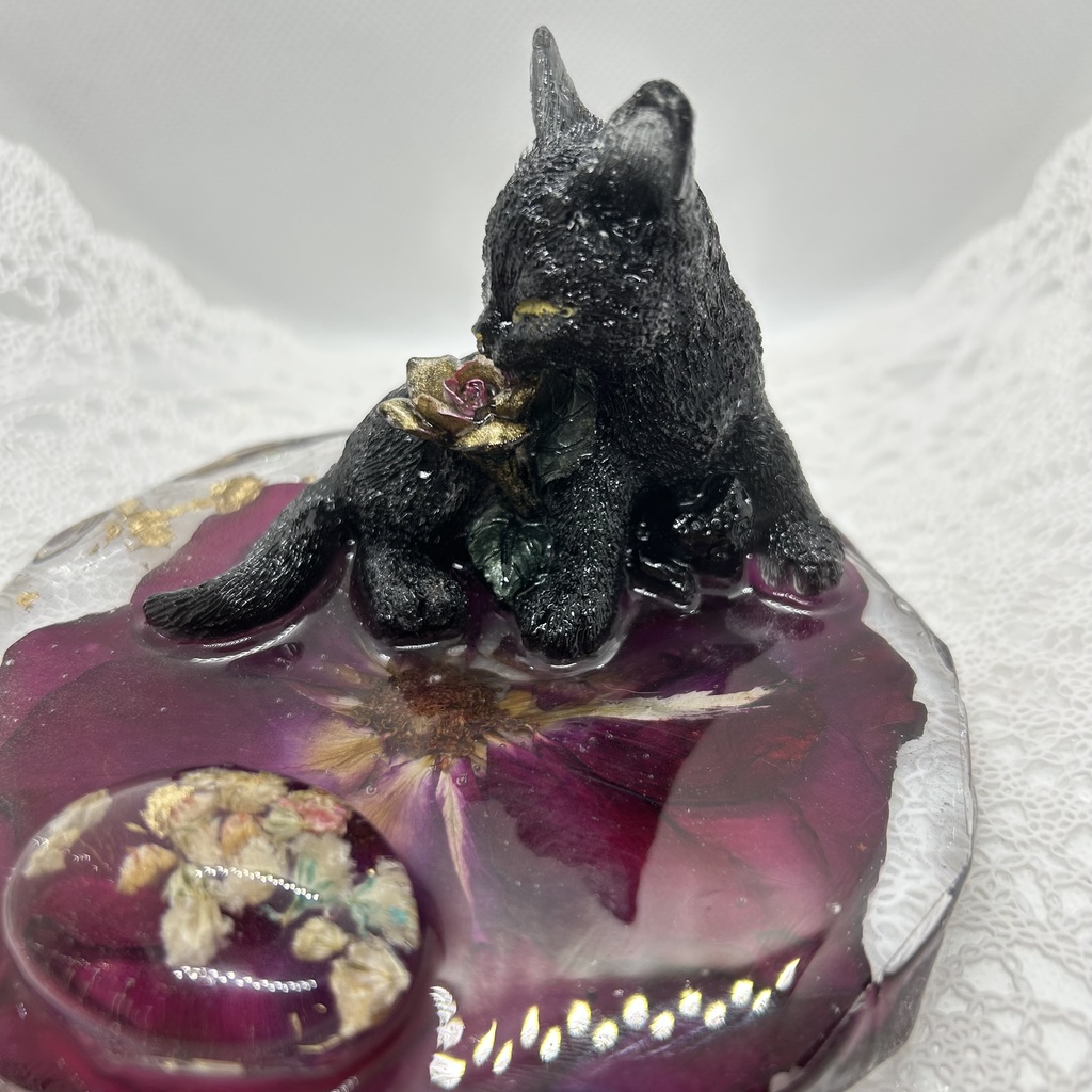 眠り猫は華やかなバラの夢を見る バラ黒猫のアクセサリートレー スマホスタンド メガネスタンド 小物入れ ドライフラワー 赤
