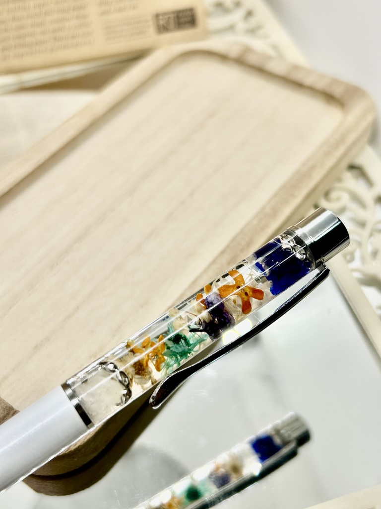 ②名前入れ可!キンモクセイ入りハーバリウムボールペン 白×オレンジ青金具シルバー ハンドメイド 推し活おしゃれギフト