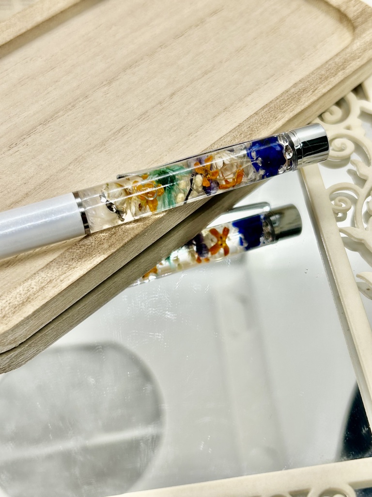 ②名前入れ可!キンモクセイ入りハーバリウムボールペン 白×オレンジ青金具シルバー ハンドメイド 推し活おしゃれギフト
