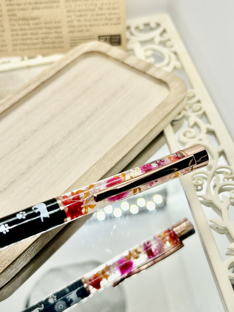 ①猫柄ハーバリウムボールペン 本体黒×赤オレンジ 金木犀入り ハンドメイド ドライフラワー 文房具 筆記用具 プレゼント推しカラー