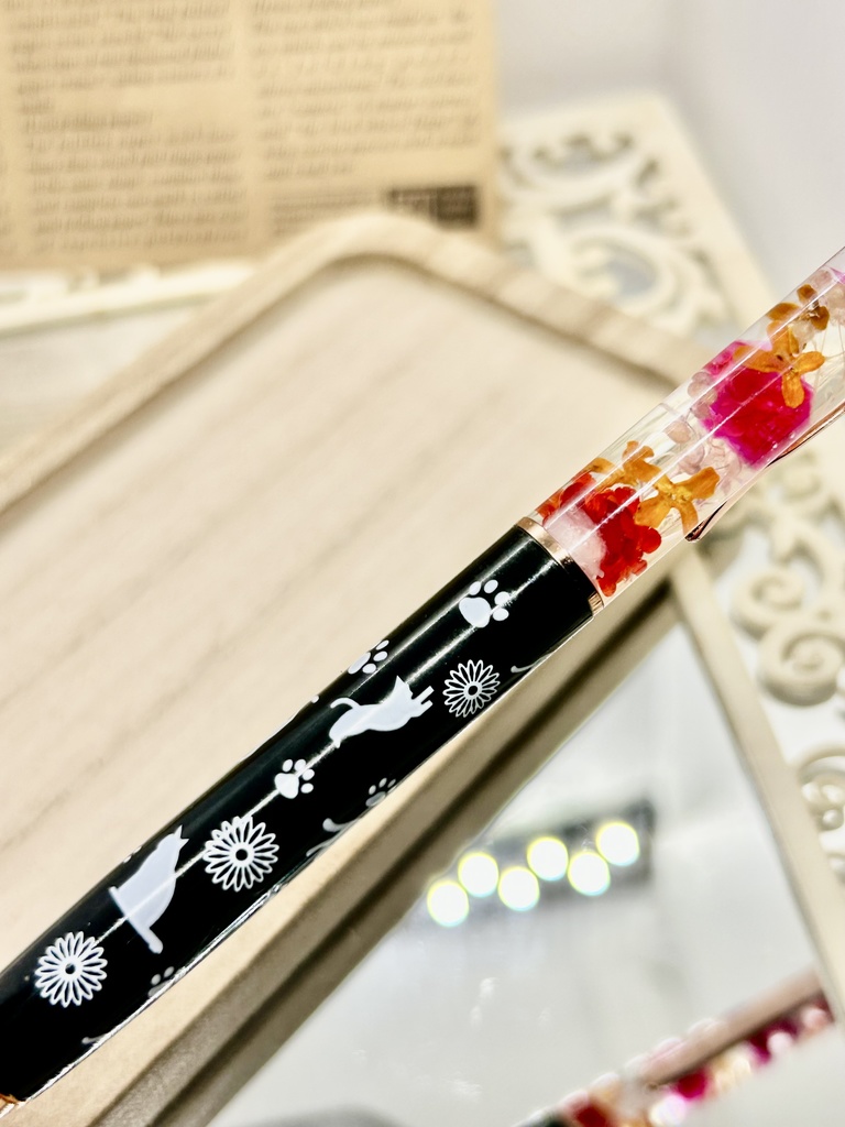 ①猫柄ハーバリウムボールペン 本体黒×赤オレンジ 金木犀入り ハンドメイド ドライフラワー 文房具 筆記用具 プレゼント推しカラー