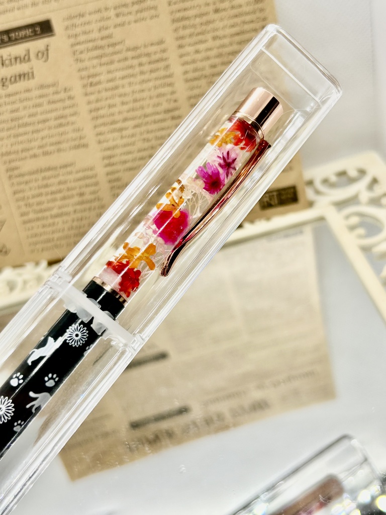①猫柄ハーバリウムボールペン 本体黒×赤オレンジ 金木犀入り ハンドメイド ドライフラワー 文房具 筆記用具 プレゼント推しカラー