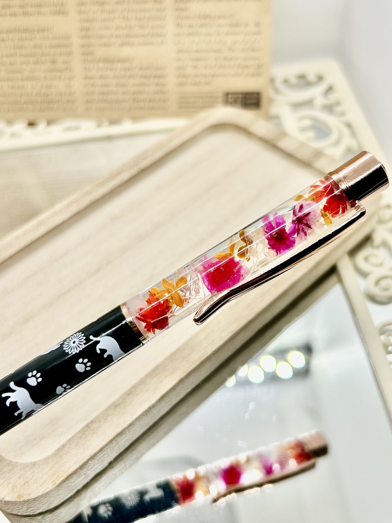 ①猫柄ハーバリウムボールペン 本体黒×赤オレンジ 金木犀入り ハンドメイド ドライフラワー 文房具 筆記用具 プレゼント推しカラー