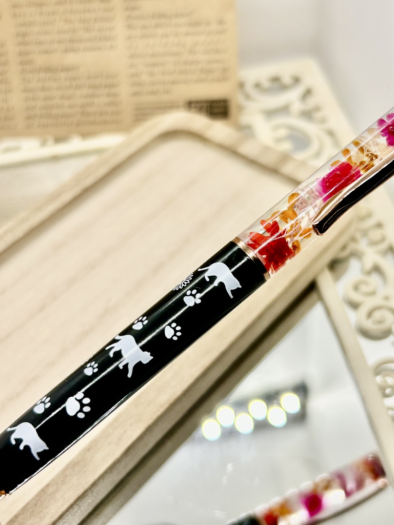 ①猫柄ハーバリウムボールペン 本体黒×赤オレンジ 金木犀入り ハンドメイド ドライフラワー 文房具 筆記用具 プレゼント推しカラー