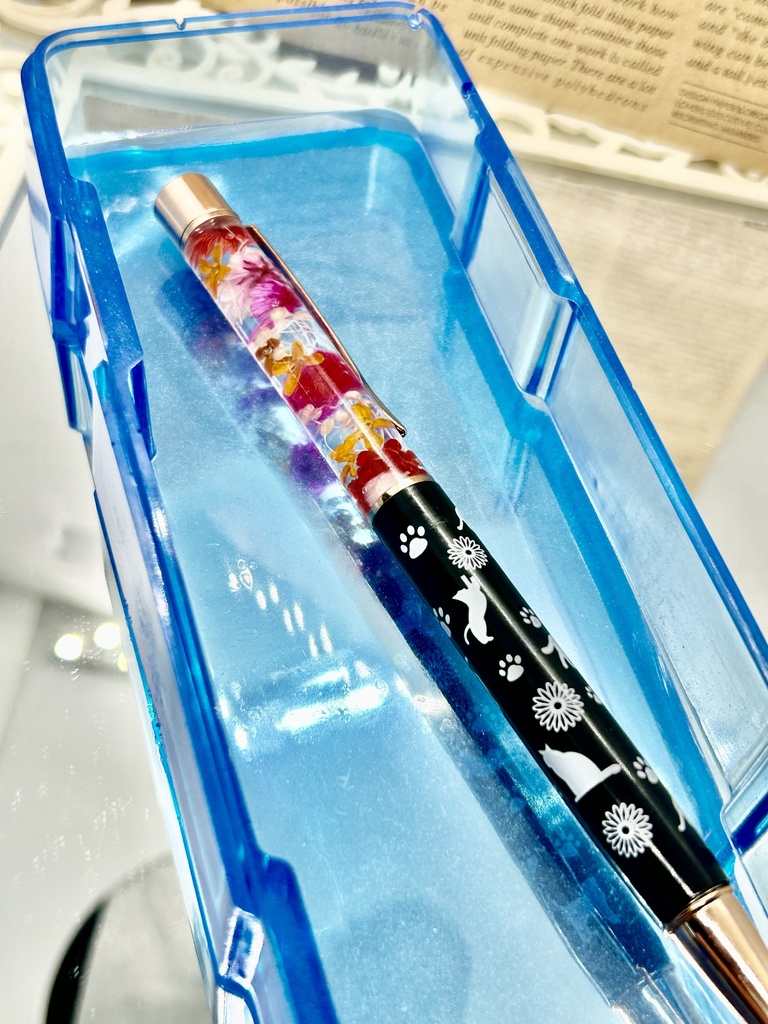 ①猫柄ハーバリウムボールペン 本体黒×赤オレンジ 金木犀入り ハンドメイド ドライフラワー 文房具 筆記用具 プレゼント推しカラー