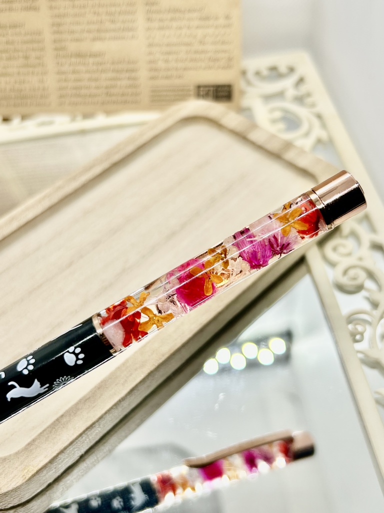 ①猫柄ハーバリウムボールペン 本体黒×赤オレンジ 金木犀入り ハンドメイド ドライフラワー 文房具 筆記用具 プレゼント推しカラー