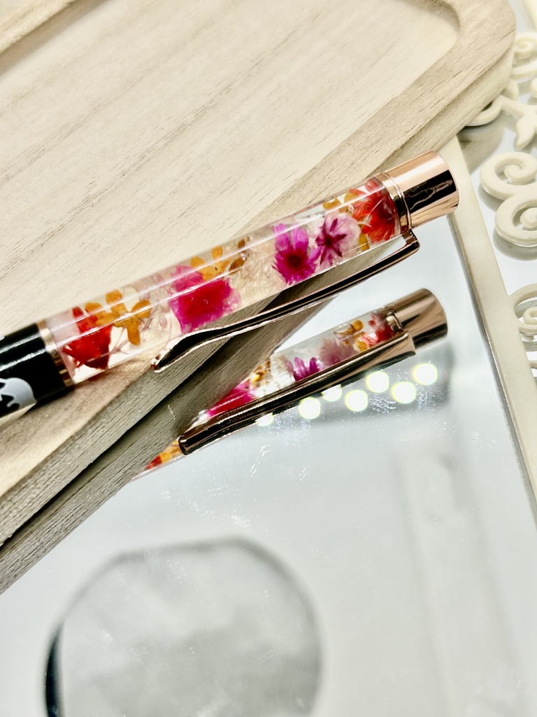 ①猫柄ハーバリウムボールペン 本体黒×赤オレンジ 金木犀入り ハンドメイド ドライフラワー 文房具 筆記用具 プレゼント推しカラー