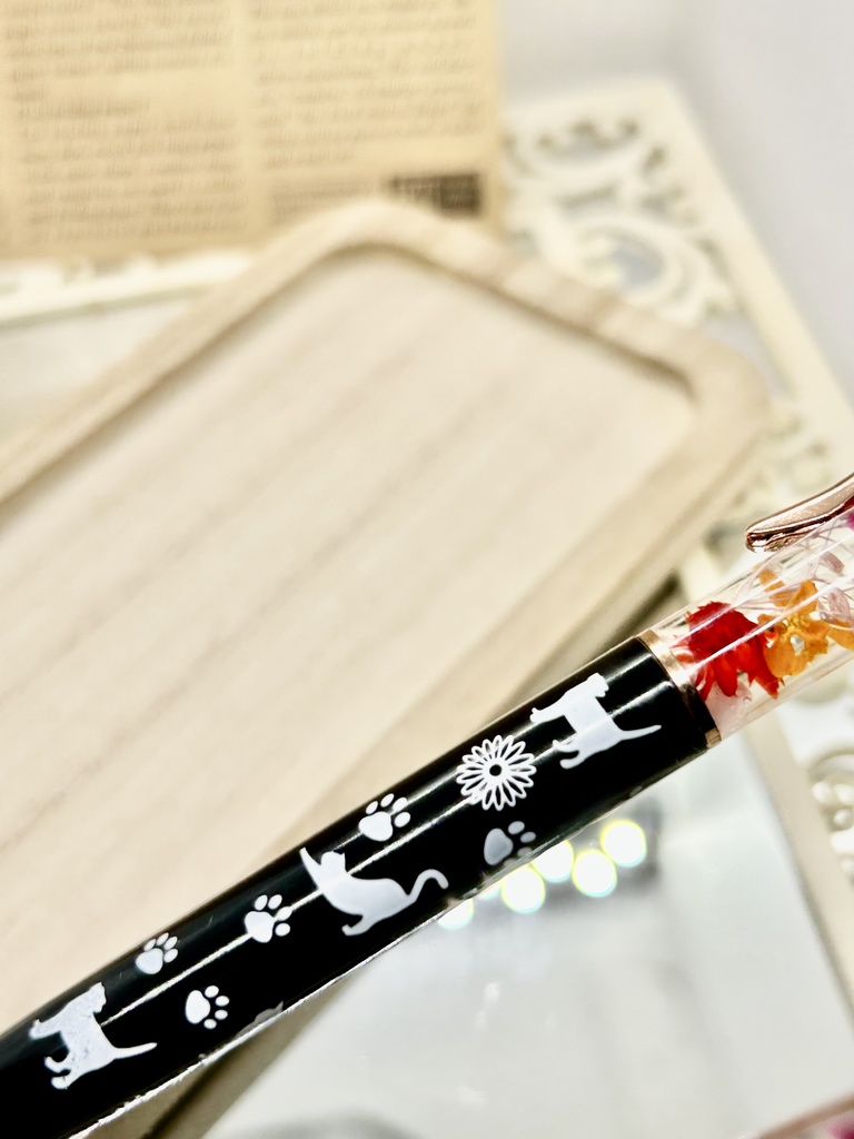 ①猫柄ハーバリウムボールペン 本体黒×赤オレンジ 金木犀入り ハンドメイド ドライフラワー 文房具 筆記用具 プレゼント推しカラー