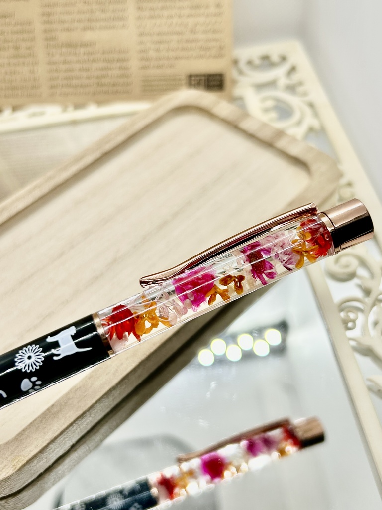 ①猫柄ハーバリウムボールペン 本体黒×赤オレンジ 金木犀入り ハンドメイド ドライフラワー 文房具 筆記用具 プレゼント推しカラー