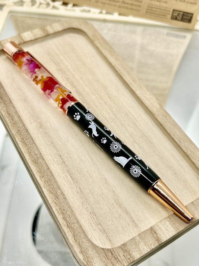 ①猫柄ハーバリウムボールペン 本体黒×赤オレンジ 金木犀入り ハンドメイド ドライフラワー 文房具 筆記用具 プレゼント推しカラー