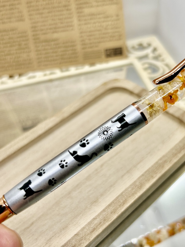 ②猫柄ハーバリウムボールペン 本体シルバー×オレンジ 金木犀入り ハンドメイド ドライフラワー文房具 筆記用具プレゼント推しカラー