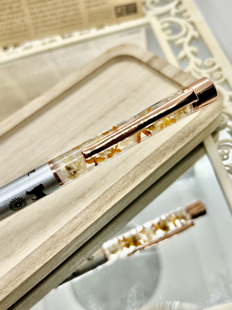 ②猫柄ハーバリウムボールペン 本体シルバー×オレンジ 金木犀入り ハンドメイド ドライフラワー文房具 筆記用具プレゼント推しカラー