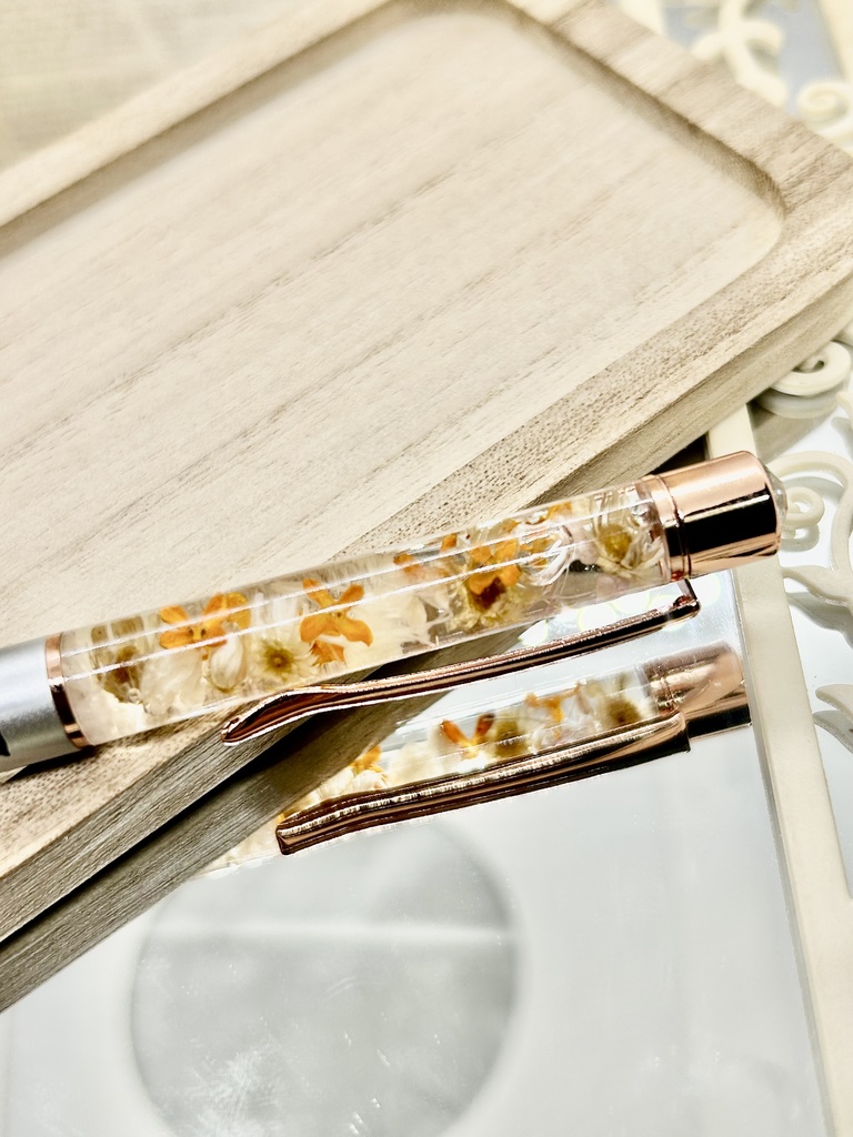 ②猫柄ハーバリウムボールペン 本体シルバー×オレンジ 金木犀入り ハンドメイド ドライフラワー文房具 筆記用具プレゼント推しカラー