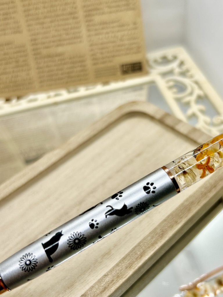②猫柄ハーバリウムボールペン 本体シルバー×オレンジ 金木犀入り ハンドメイド ドライフラワー文房具 筆記用具プレゼント推しカラー