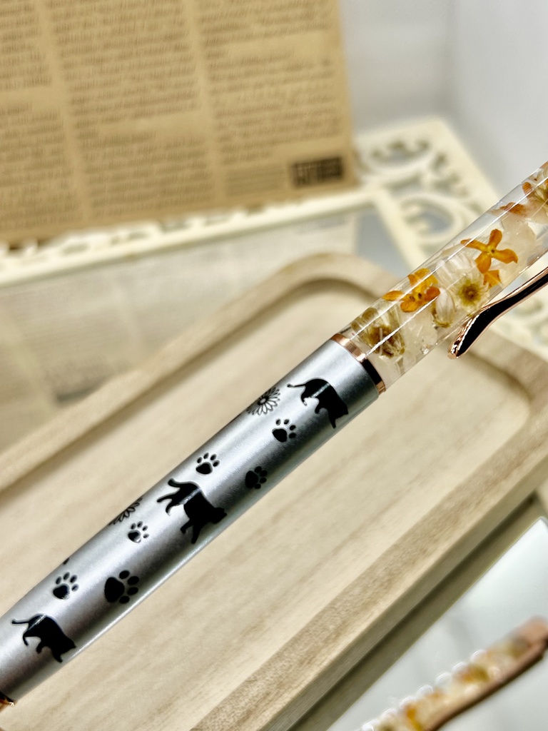 ②猫柄ハーバリウムボールペン 本体シルバー×オレンジ 金木犀入り ハンドメイド ドライフラワー文房具 筆記用具プレゼント推しカラー