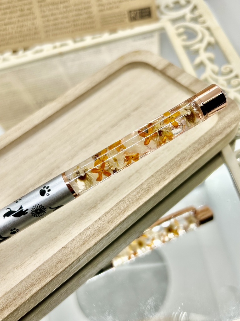 ②猫柄ハーバリウムボールペン 本体シルバー×オレンジ 金木犀入り ハンドメイド ドライフラワー文房具 筆記用具プレゼント推しカラー
