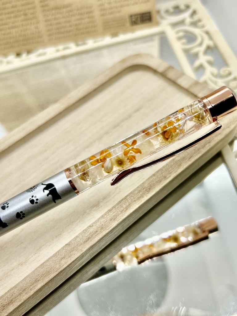 ②猫柄ハーバリウムボールペン 本体シルバー×オレンジ 金木犀入り ハンドメイド ドライフラワー文房具 筆記用具プレゼント推しカラー