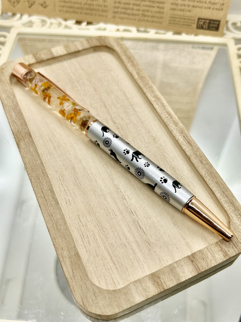 ②猫柄ハーバリウムボールペン 本体シルバー×オレンジ 金木犀入り ハンドメイド ドライフラワー文房具 筆記用具プレゼント推しカラー
