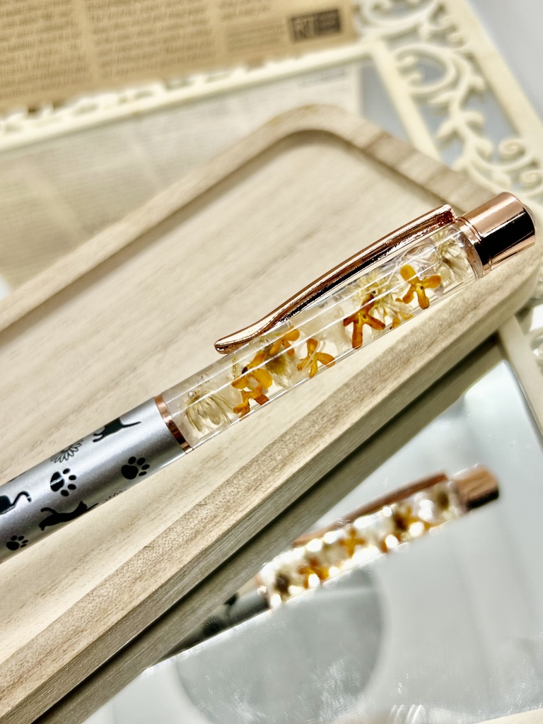 ②猫柄ハーバリウムボールペン 本体シルバー×オレンジ 金木犀入り ハンドメイド ドライフラワー文房具 筆記用具プレゼント推しカラー
