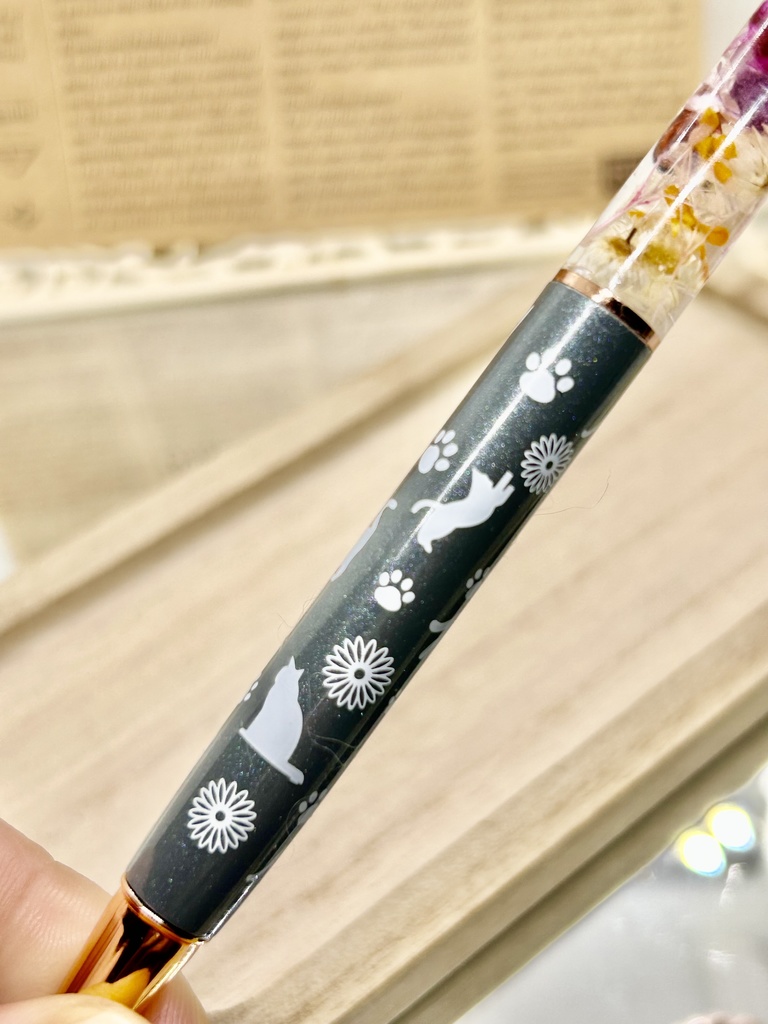 ③猫柄ハーバリウムボールペン 本体グレー×オレンジ紫 金木犀入り ハンドメイド ドライフラワー文房具 筆記用具プレゼント推しカラー