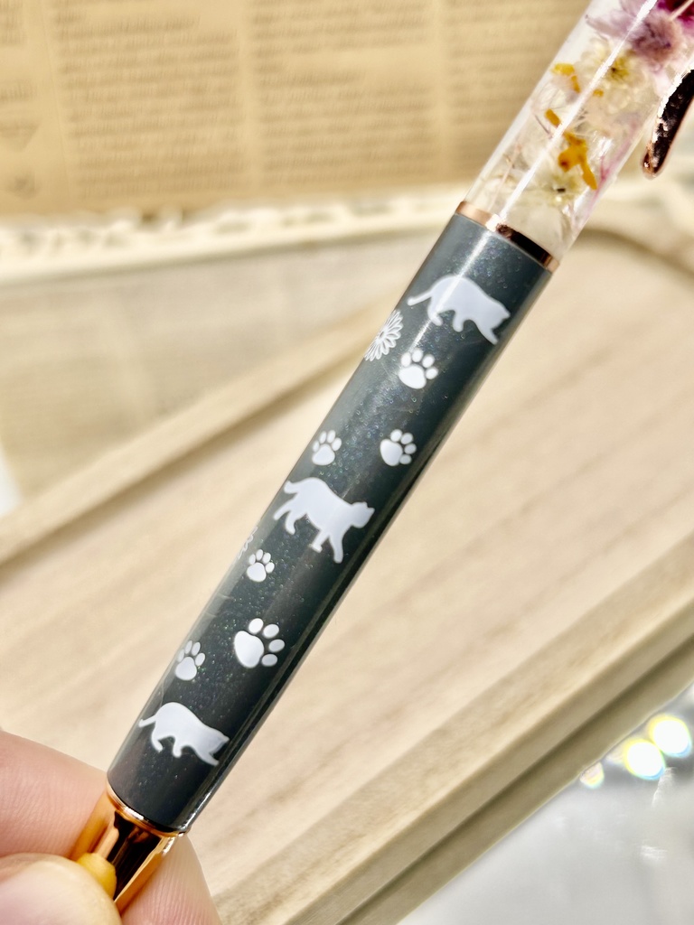 ③猫柄ハーバリウムボールペン 本体グレー×オレンジ紫 金木犀入り ハンドメイド ドライフラワー文房具 筆記用具プレゼント推しカラー