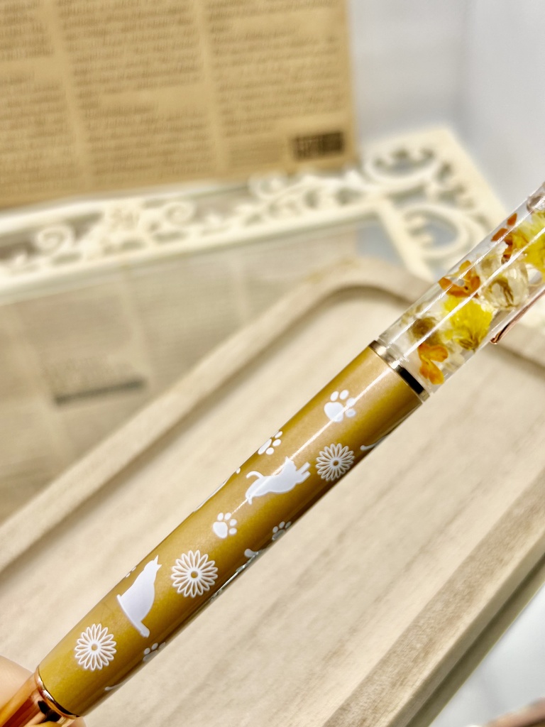 ⑤猫柄ハーバリウムボールペン 本体ベージュ×オレンジ黄色金木犀入りハンドメイド ドライフラワー文房具 筆記用具プレゼント推しカラー
