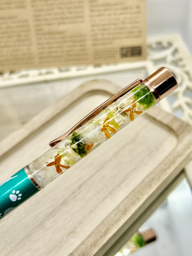 ⑧猫柄ハーバリウムボールペン本体メタリックグリーン×オレンジ黄色金木犀入りハンドメイドドライフラワー文房具筆記用具プレゼント推し色