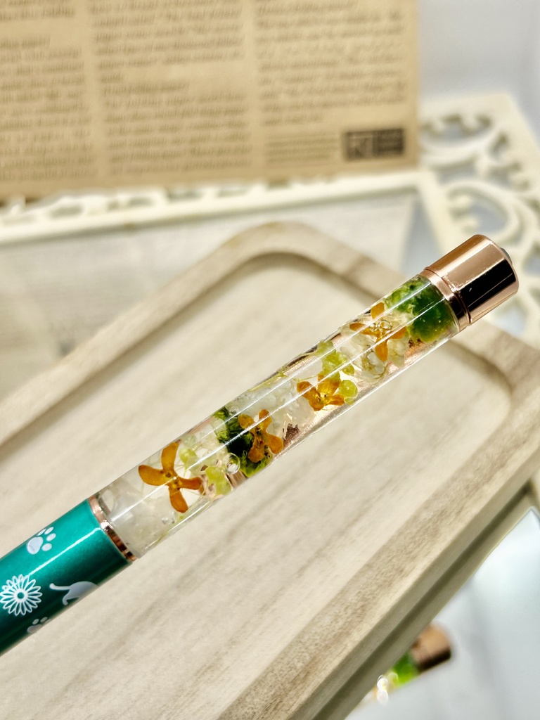 ⑧猫柄ハーバリウムボールペン本体メタリックグリーン×オレンジ黄色金木犀入りハンドメイドドライフラワー文房具筆記用具プレゼント推し色