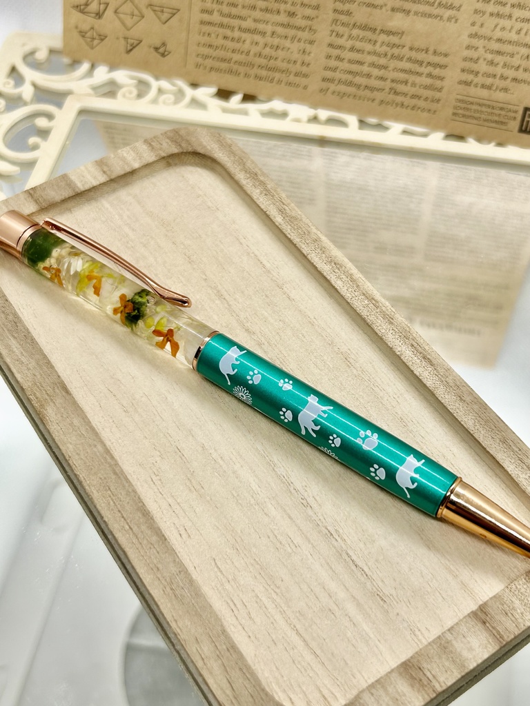 ⑧猫柄ハーバリウムボールペン本体メタリックグリーン×オレンジ黄色金木犀入りハンドメイドドライフラワー文房具筆記用具プレゼント推し色