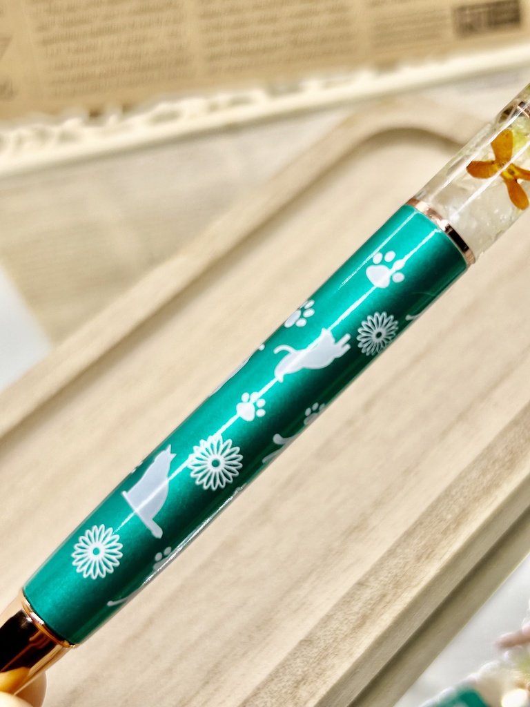 ⑧猫柄ハーバリウムボールペン本体メタリックグリーン×オレンジ黄色金木犀入りハンドメイドドライフラワー文房具筆記用具プレゼント推し色