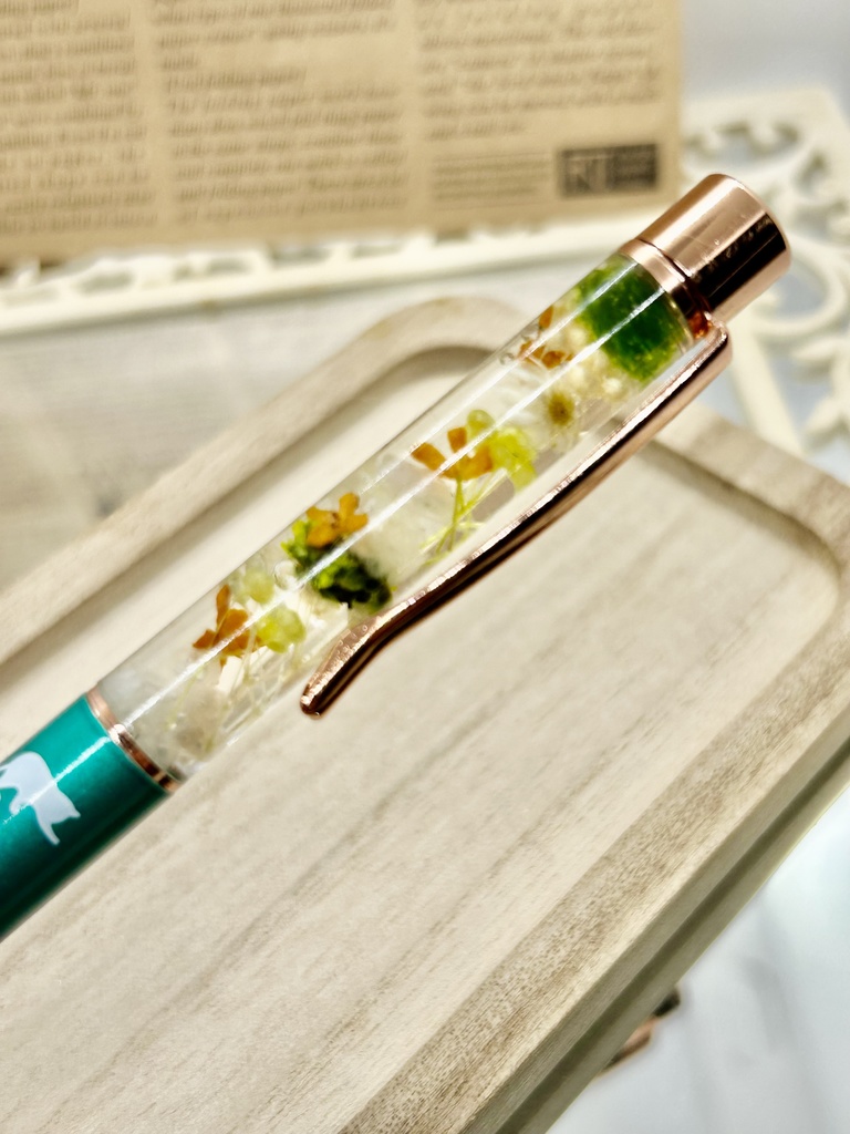 ⑧猫柄ハーバリウムボールペン本体メタリックグリーン×オレンジ黄色金木犀入りハンドメイドドライフラワー文房具筆記用具プレゼント推し色
