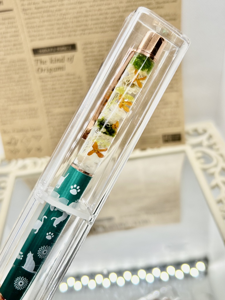 ⑧猫柄ハーバリウムボールペン本体メタリックグリーン×オレンジ黄色金木犀入りハンドメイドドライフラワー文房具筆記用具プレゼント推し色