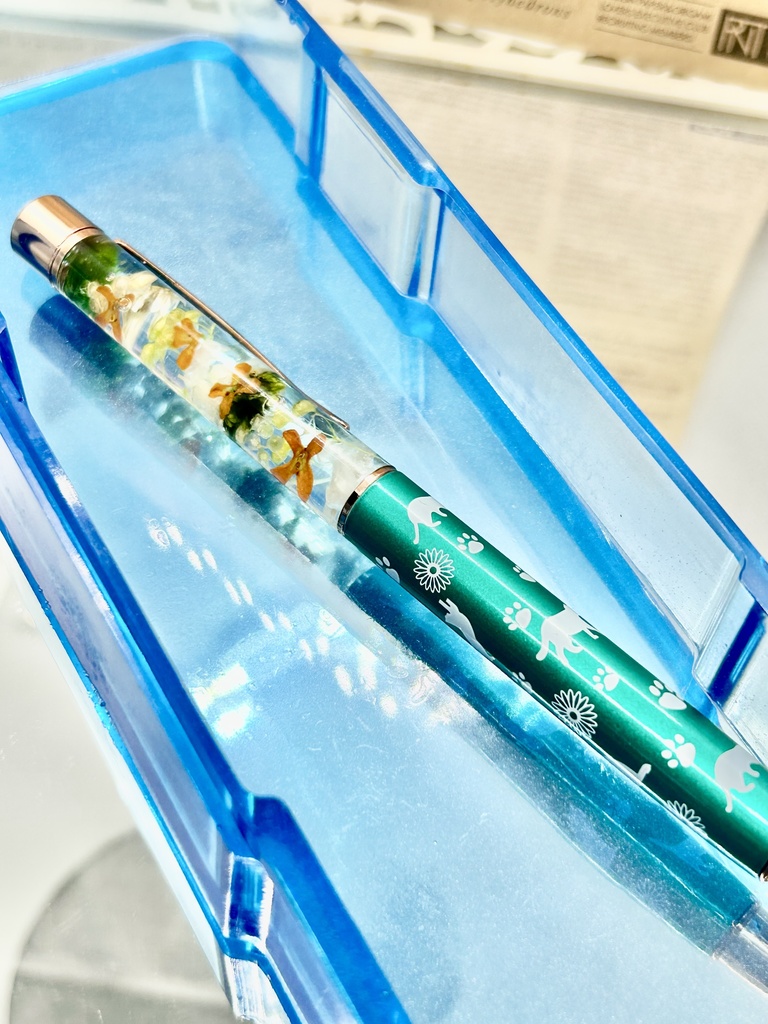 ⑧猫柄ハーバリウムボールペン本体メタリックグリーン×オレンジ黄色金木犀入りハンドメイドドライフラワー文房具筆記用具プレゼント推し色