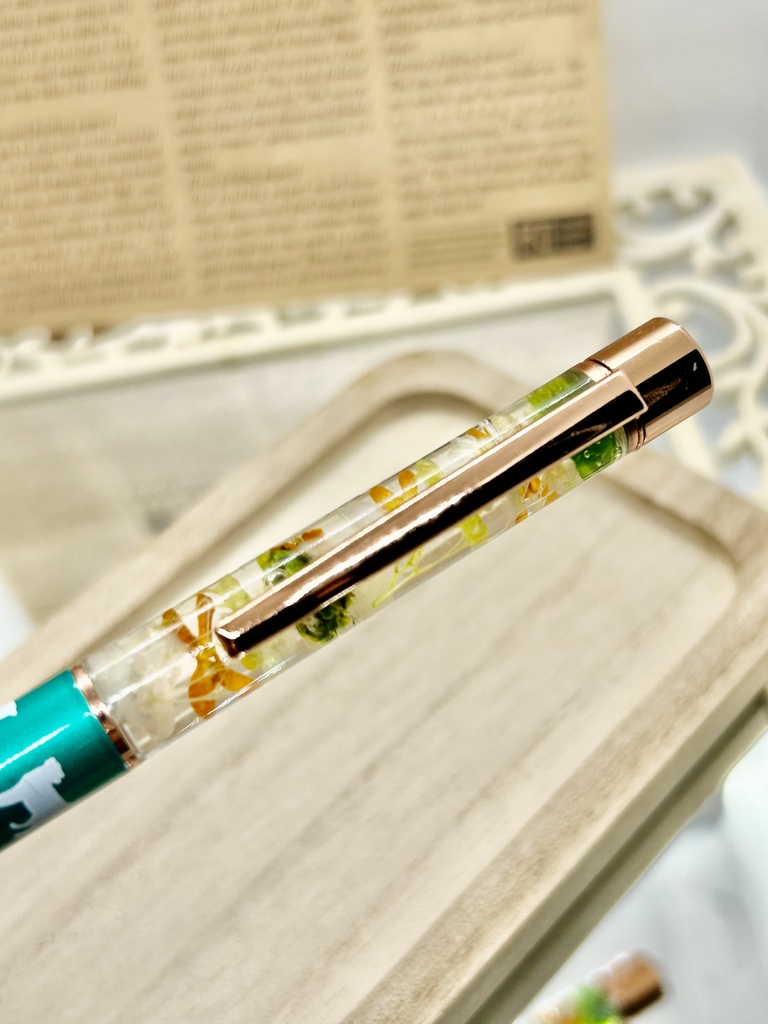 ⑧猫柄ハーバリウムボールペン本体メタリックグリーン×オレンジ黄色金木犀入りハンドメイドドライフラワー文房具筆記用具プレゼント推し色