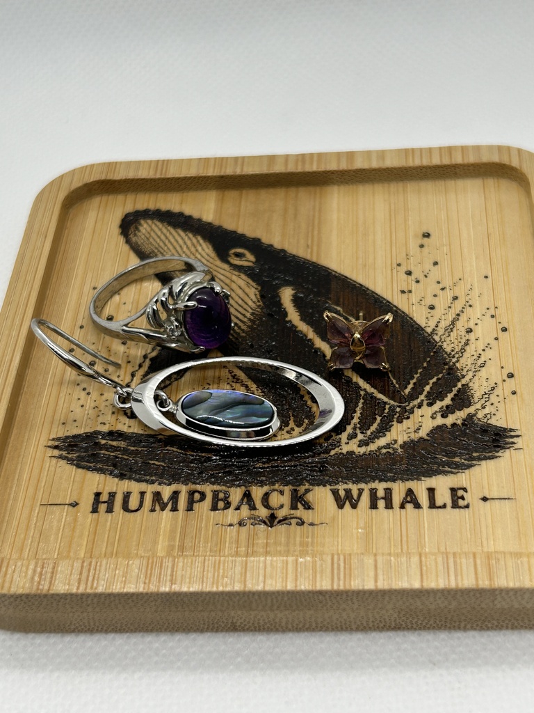 ザトウクジラ 木製コースター|レーザー刻印・竹製・ミニイーゼル付き|海の図鑑シリーズ・Humpback Whale・海の生き物・インテリア・ギフト