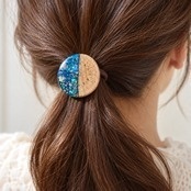 【Mirageシリーズ】ウッドレジン ヘアゴム 青|オーロラホロ×木製 万華鏡柄レーザー刻印 ハンドメイド