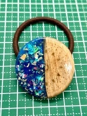 【Mirageシリーズ】ウッドレジン ヘアゴム 青|オーロラホロ×木製 万華鏡柄レーザー刻印 ハンドメイド